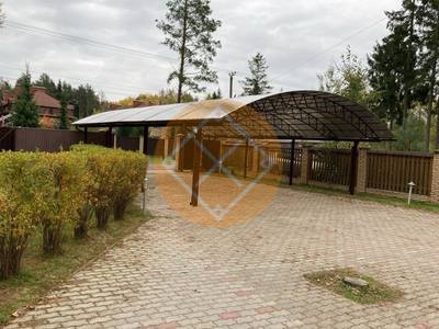 Стальной навес для загородного дома с арочной крышей