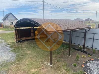 Стальной навес для загородного дома с мягкой кровлей
