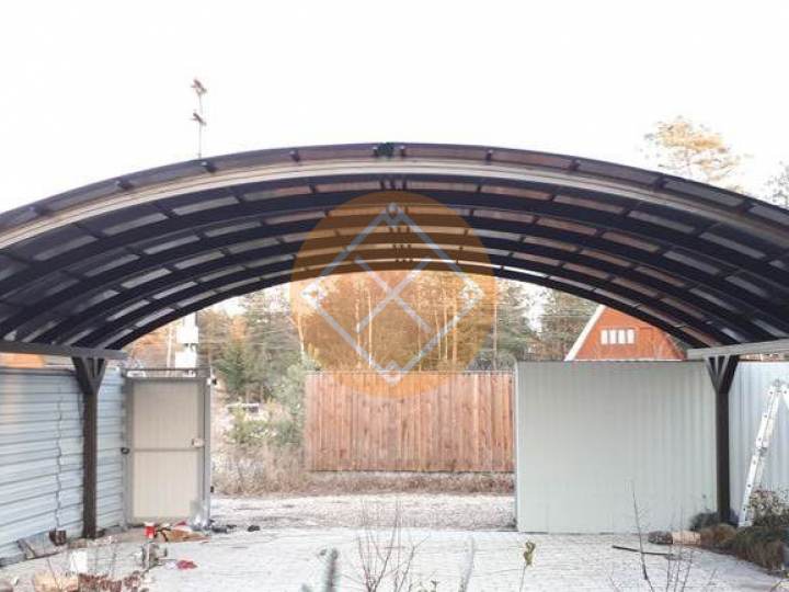 навес для загородного дома с арочной крышей из сотового поликарбоната