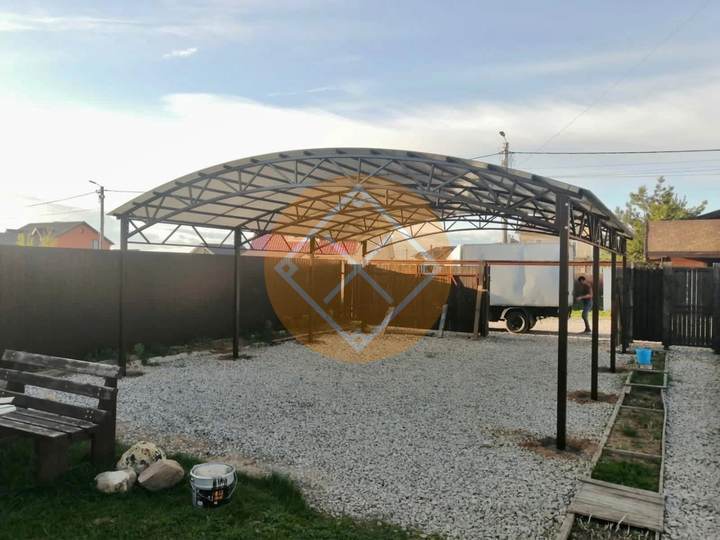 металлический арочный навес для дачи
