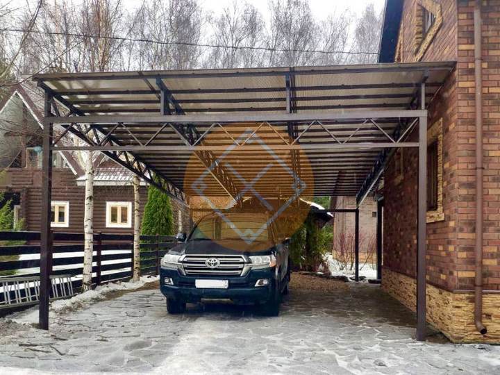 навес на дачу с односкатной крышей из сотового поликарбоната