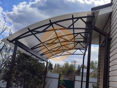 Навес для загородного дома из поликарбоната сотового