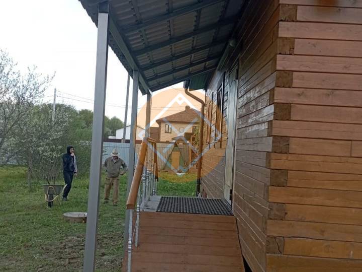 дачный навес с кровлей из металлочерепицы