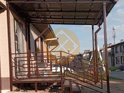 Навес для загородного дома с односкатной крышей