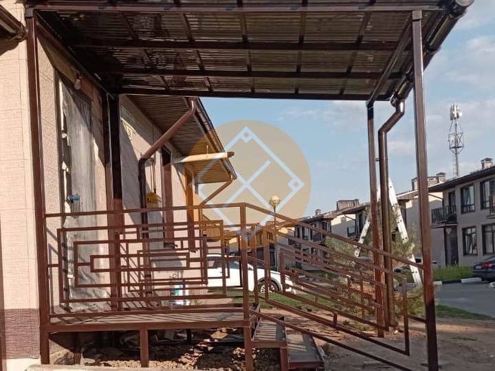 навес для загородного дома с односкатной крышей