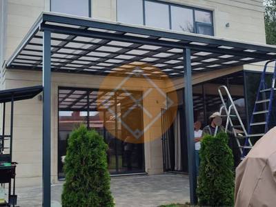 Навес для загородного дома с односкатной крышей из поликарбоната
