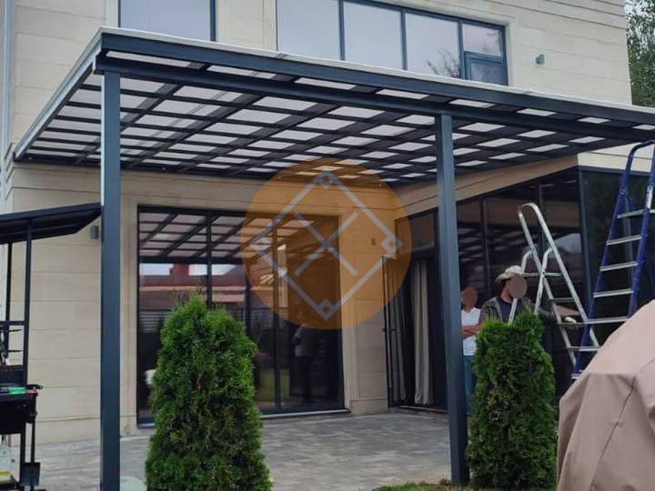 стальной навес для загородного дома из поликарбоната