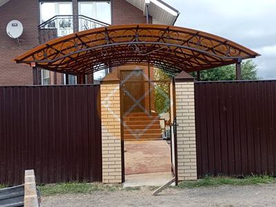 Стальной навес для загородного дома с крышей из поликарбоната