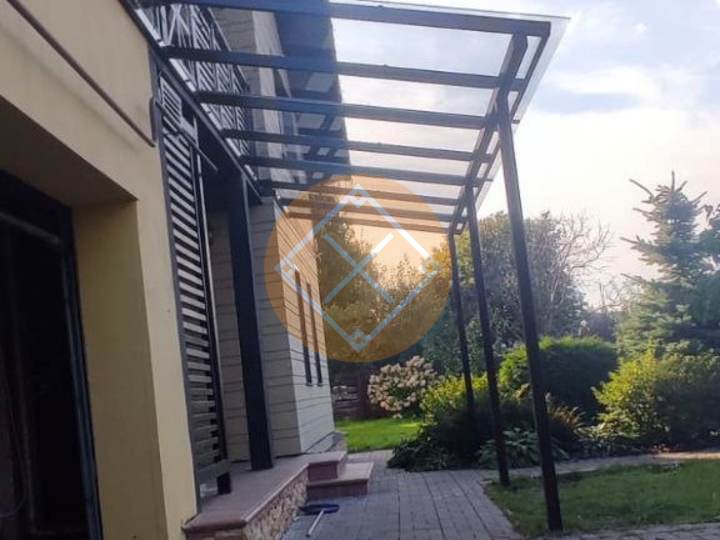 стальной навес к дому из монолитного поликарбоната