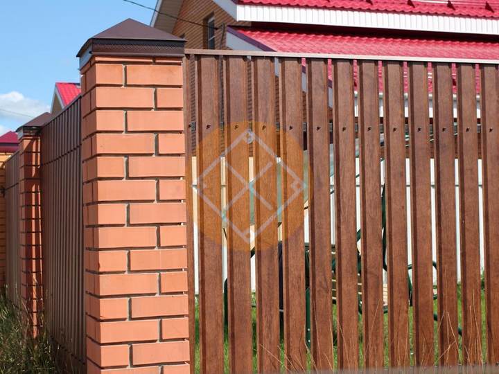 забор из евроштакетника со столбами из кирпичной кладки