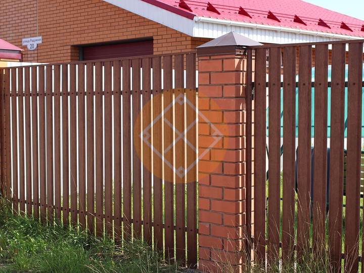 забор из евроштакетника для дачного дома