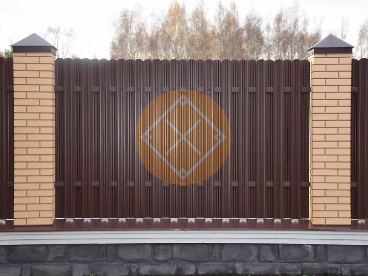 забор из шахматного евроштакетника с кирпичными столбами