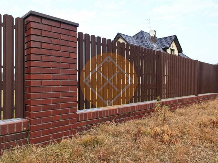 забор с кирпичными столбами с заполнением из евроштакетника