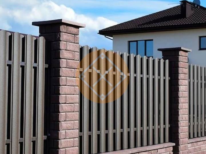 забор из евроштакетника с фундаментом ленточным