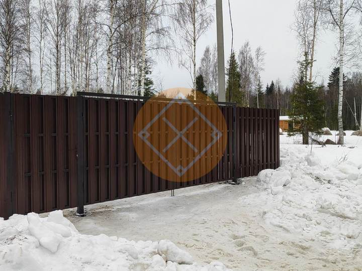 забор из двустороннего евроштактника с металлическими столбами
