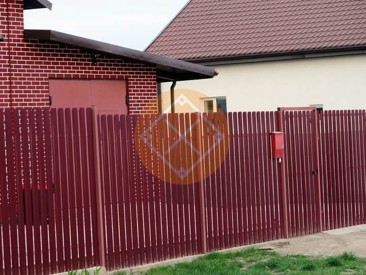 забор из евроштакетники на участке с уклоном