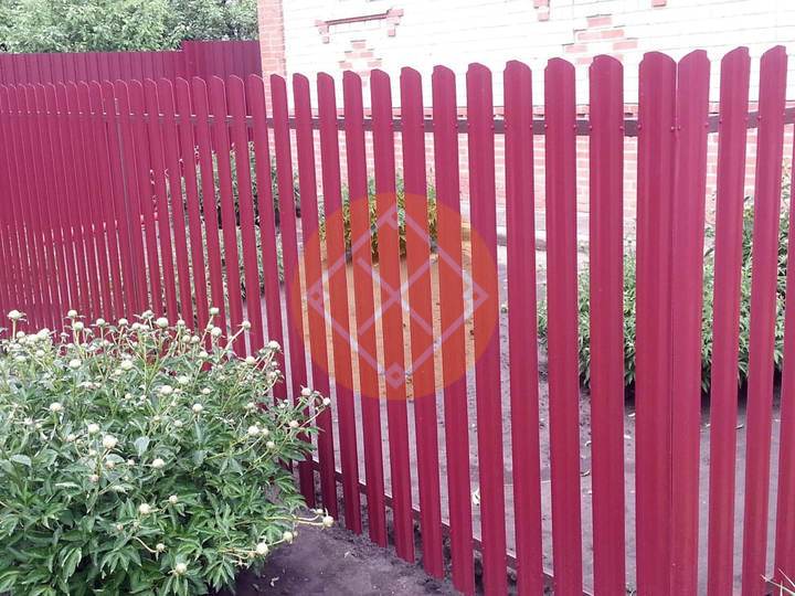 забор из евроштакетника красного цвета