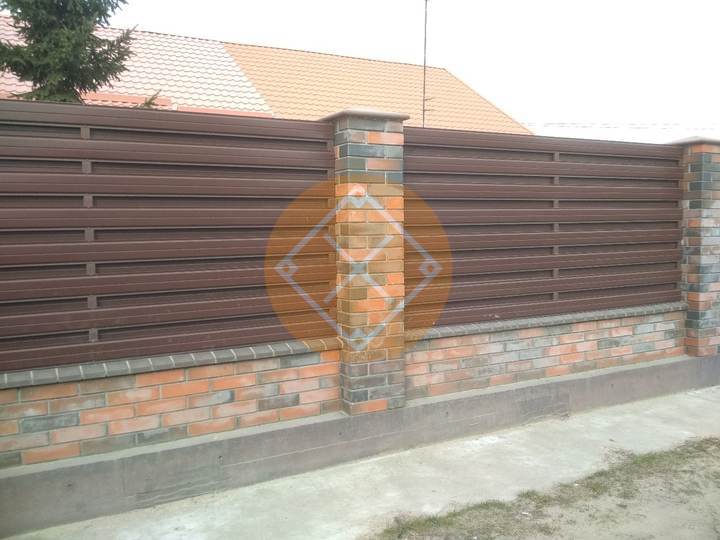 забор на фундаменте с горизонтальным евроштакетником