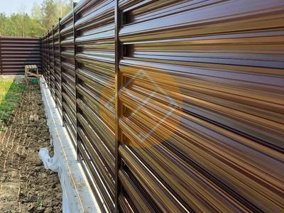 Горизонтальный забор из евроштакетника, цвет каштаново-коричневый