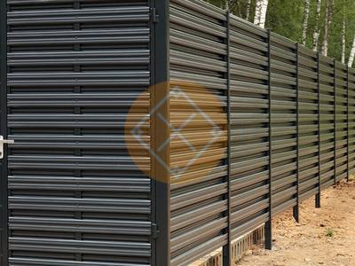 Горизонтальный забор из евроштакетника черного цвета