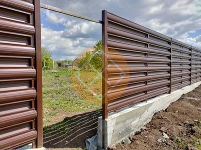 Горизонтальный забор из евроштакетника на фундаменте и столбах
