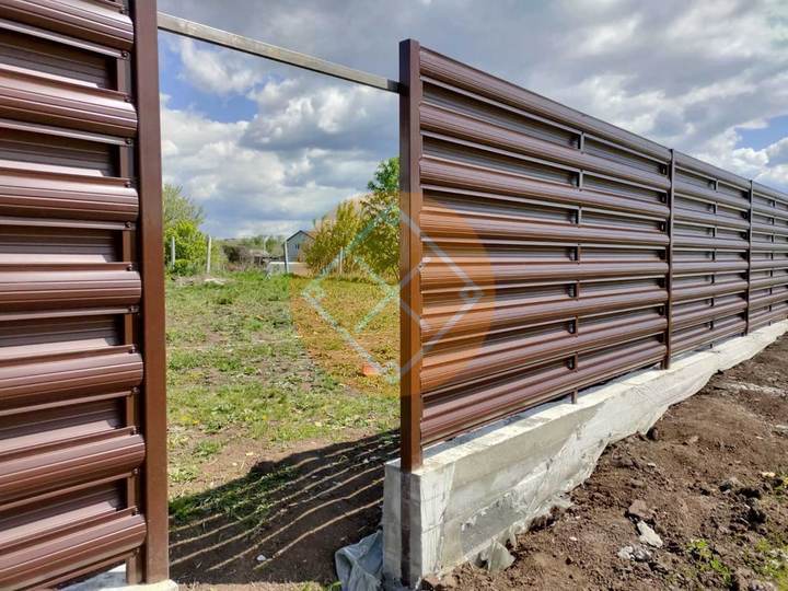 забор из горизонтального евроштакетника с двойным наполнением