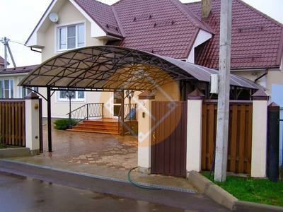 Навес арочного вида с поликарбонатом для загородного дома