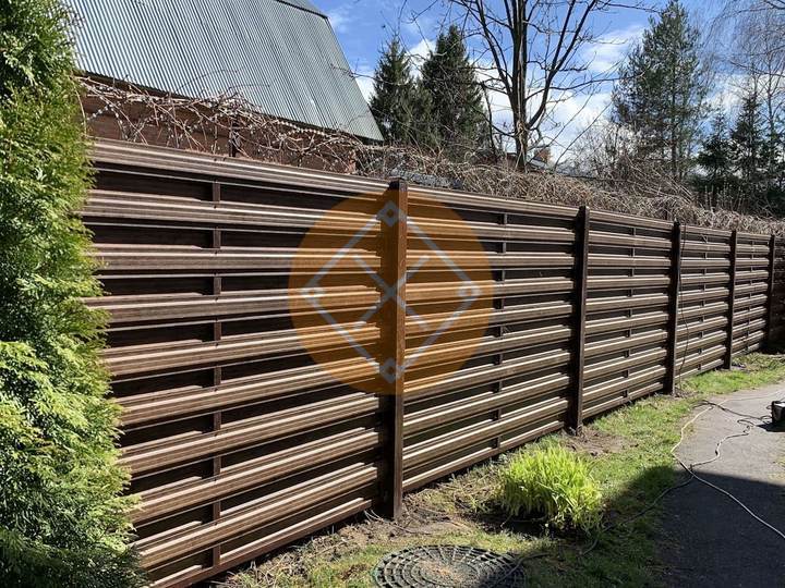 забор из евроштакетника с колючей проволокой