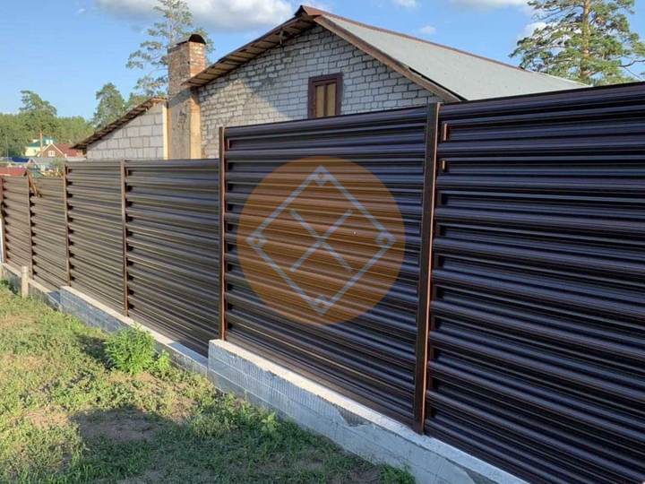 забор лесенкой из евроштакетника