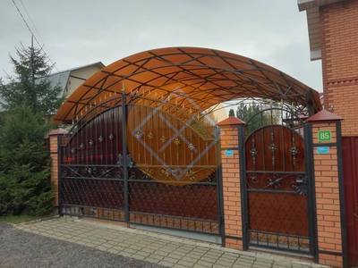 Арочный металлический навес для загородного дома