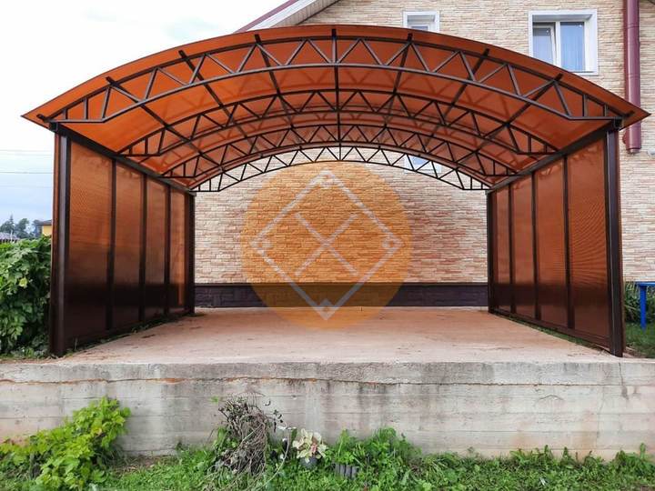 арочный навес для загородного дома с боковыми вставками