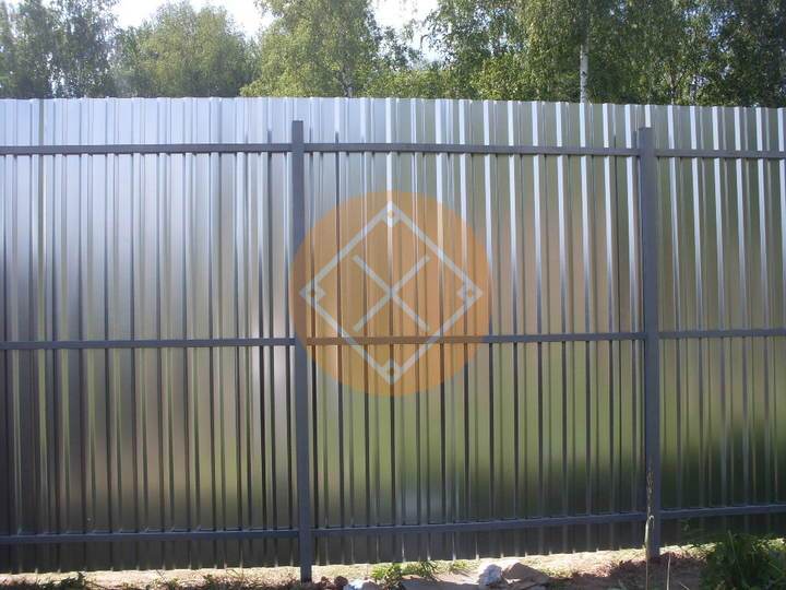 забор из оцинкованного гофролиста