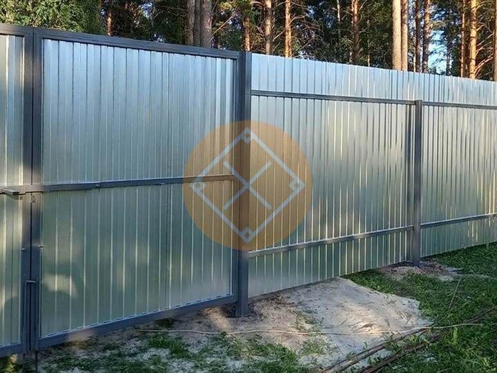 забор с воротами из оцинкованного профнастила 