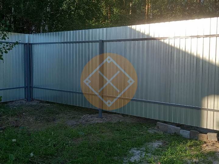 забор из оцинкованного профнастила вид внутри