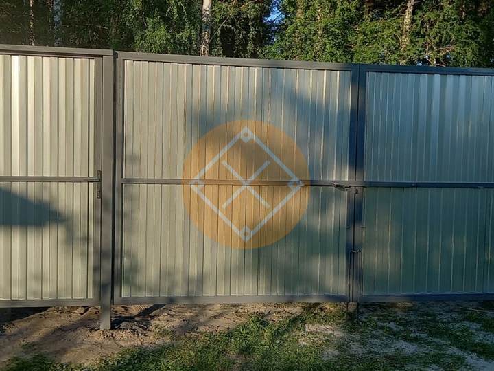 забор из оцинкованного профнастила, ворота и калитка вид внутри