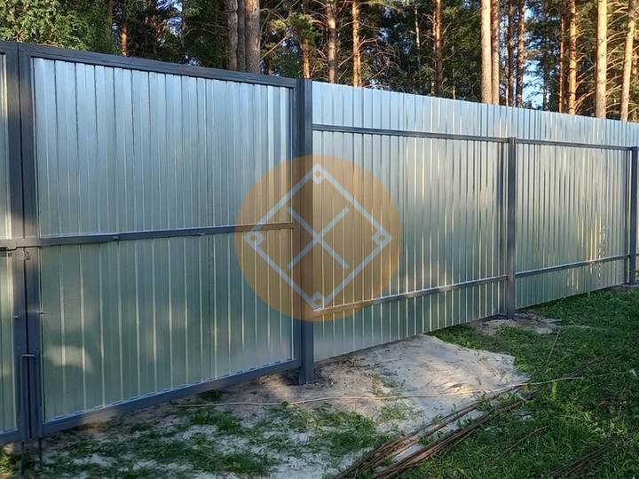 забор из оцинкованного профнастила