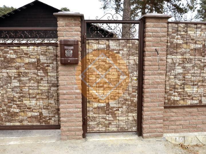 забор с воротами и калиткой из профнастила под камень