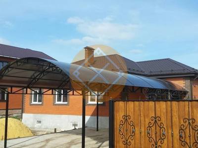 Навес для загородного дома с тонированным поликарбонатом
