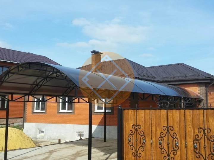 арочный навес с поликарбонатом для загородного дома