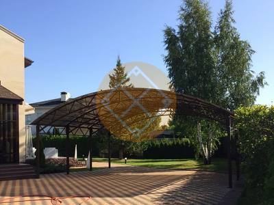 Навес для загородного дома с профилированным поликарбонатом
