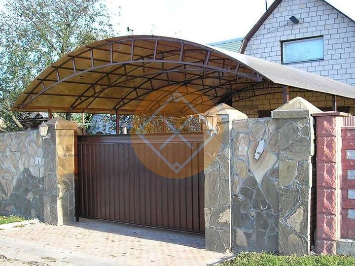 арочный навес для загородного дома