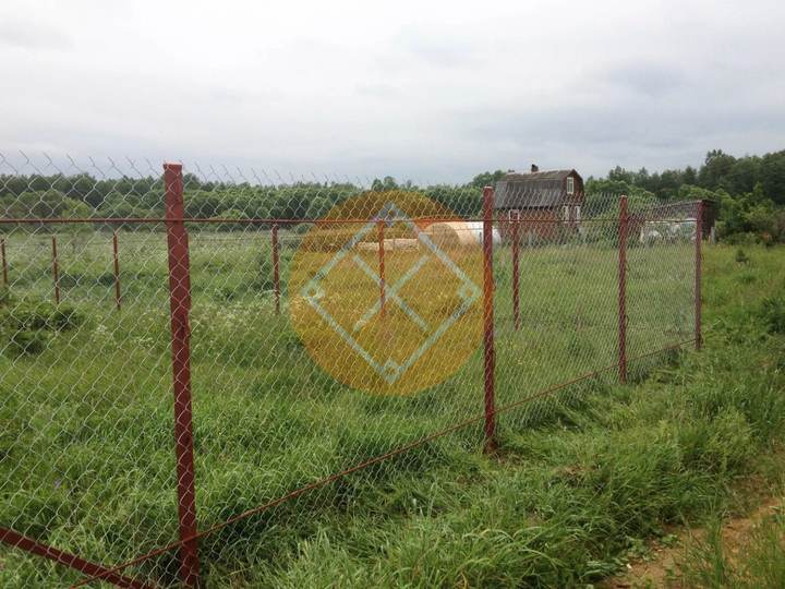 забор из сетки рабицы на столбах и арматурой в два ряда