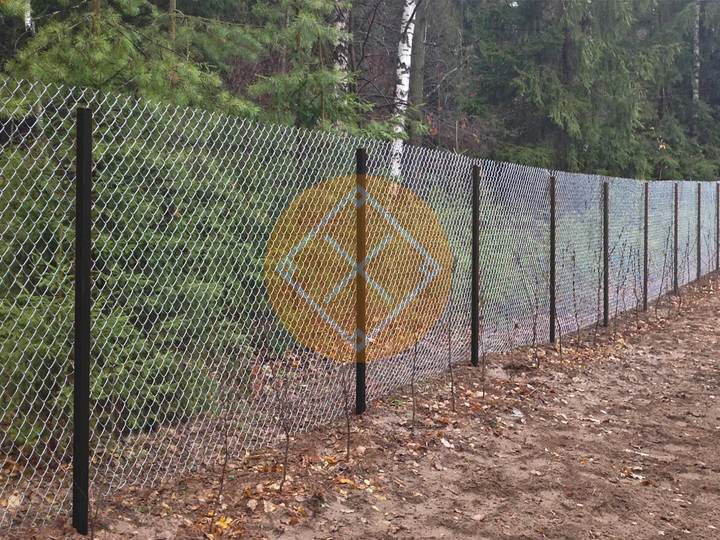 забор из рабицы на столбах