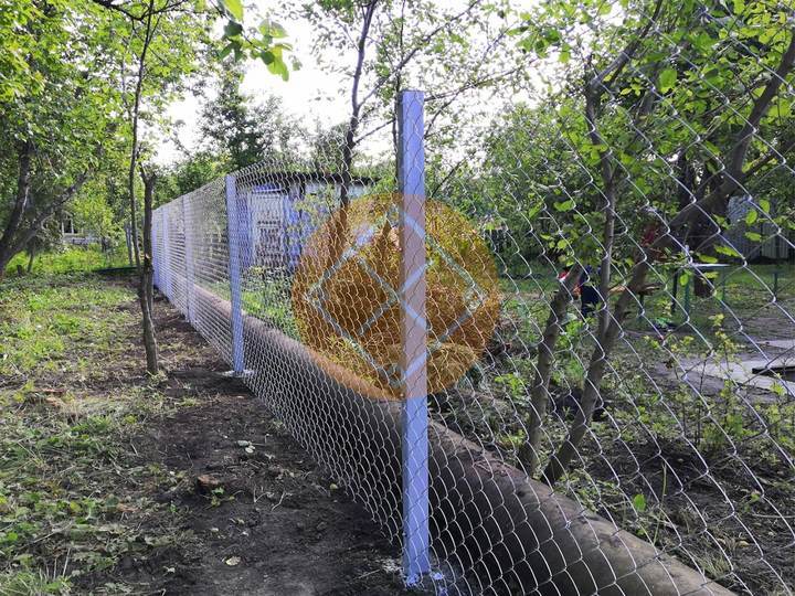 забор из сетки рабицы на усиленных столбах