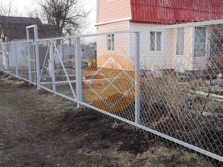 забор из сетки рабицы на столбах, модель ЗБ-1633 с серым окрасом