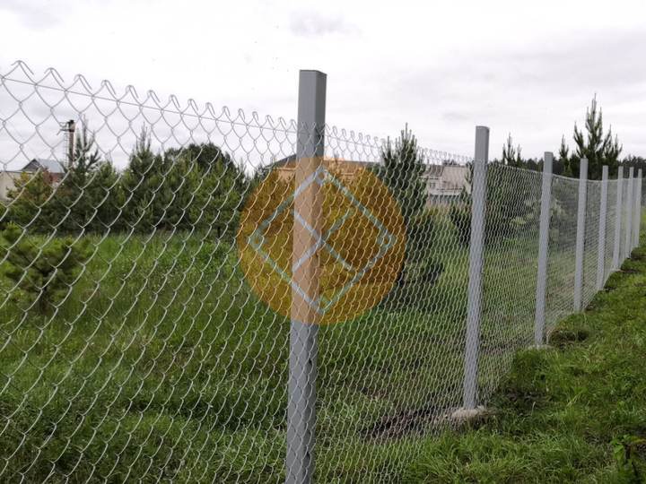 забор из сетки рабицы на усиленных столбах