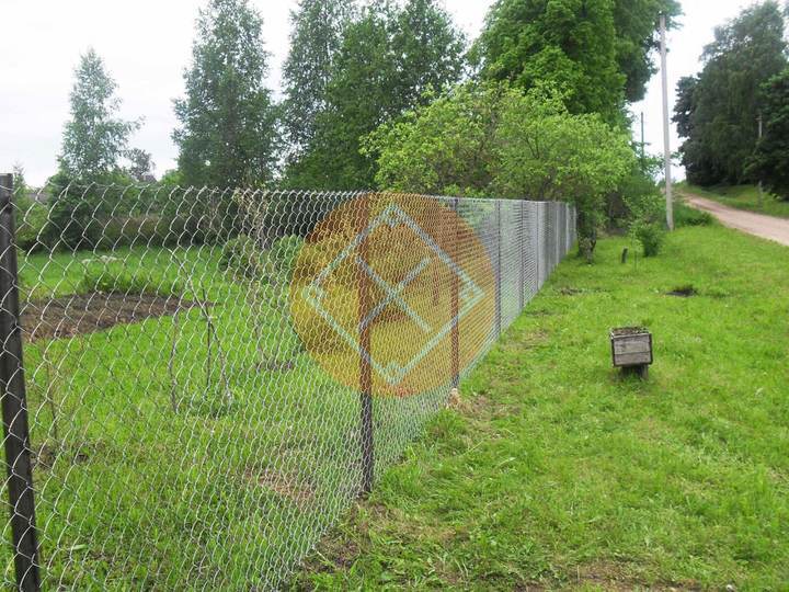 невысокий забор из сетки рабицы