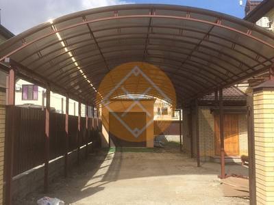 Стальной навес с поликарбонатом для загородного дома