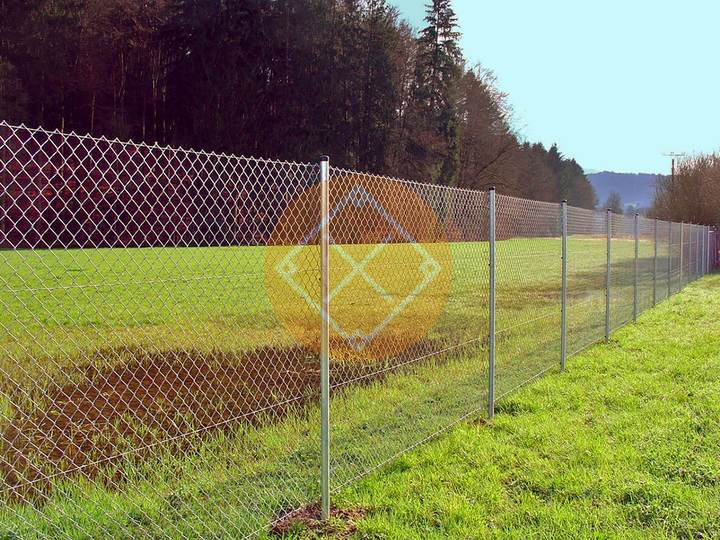забор из сетки рабицы с круглыми столбами
