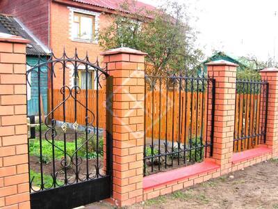 Забор кованый с калиткой